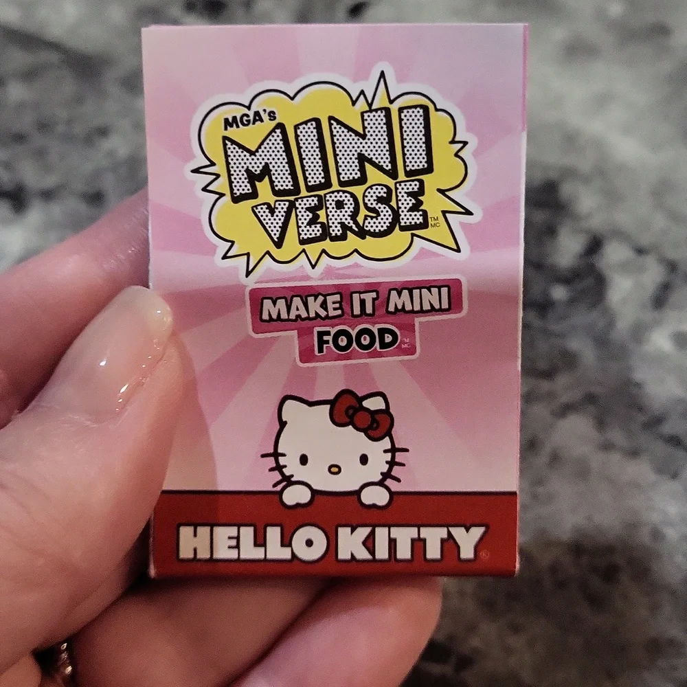Miniverse Make It Mini Hello Kitty Strawberry Milk - Picture 4 of 6